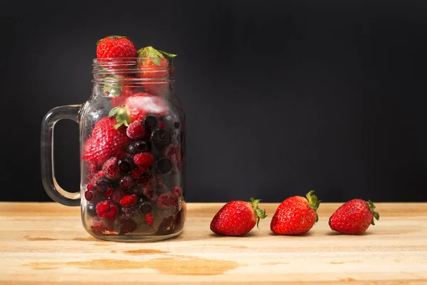 Змішані ягоди, включаючи полуницю, малину, чорницю, ожину . — стокове фото