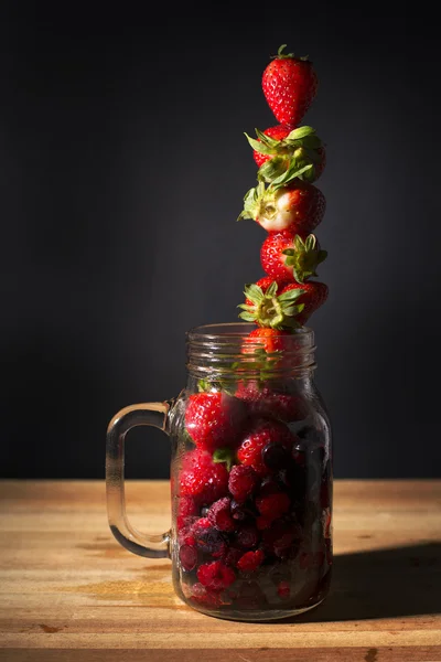 Gemengde bessen met inbegrip van aardbeien, frambozen, bosbessen, bramen. — Stockfoto