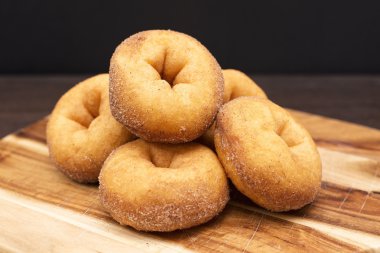 tarçınlı çörek yığını.