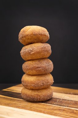 tarçınlı çörek yığını.