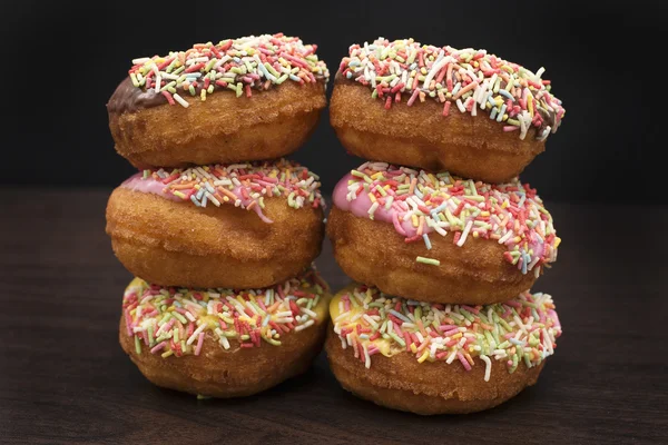 Donuts assados frescos variados — Fotografia de Stock