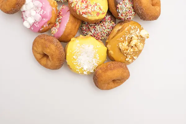 Donuts assados frescos variados — Fotografia de Stock