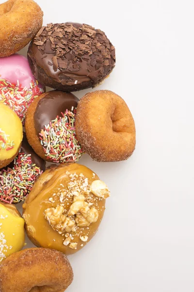 ताजे बेक केलेले विविध डोनट्स — स्टॉक फोटो, इमेज