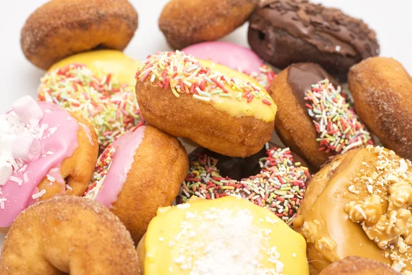 Vers gebakken geassorteerde donuts — Stockfoto
