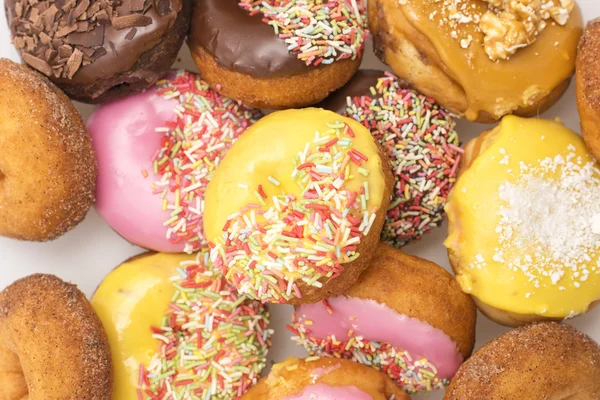 Donuts assados frescos variados — Fotografia de Stock