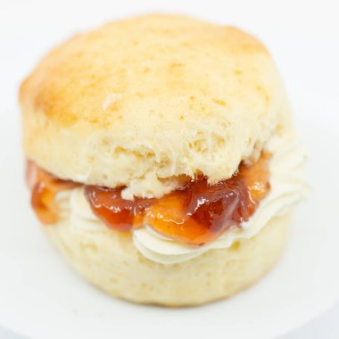 Taze kremalı ve ahududu reçelli taze çörek..