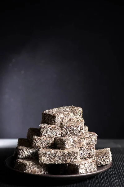 Morbide Morbide Dita Lamington Con Ricco Strato Cioccolato Fine Cocco — Foto Stock