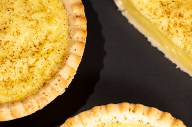 Hindistan cevizi serpiştirilmiş enfes taze kremalı tart.
