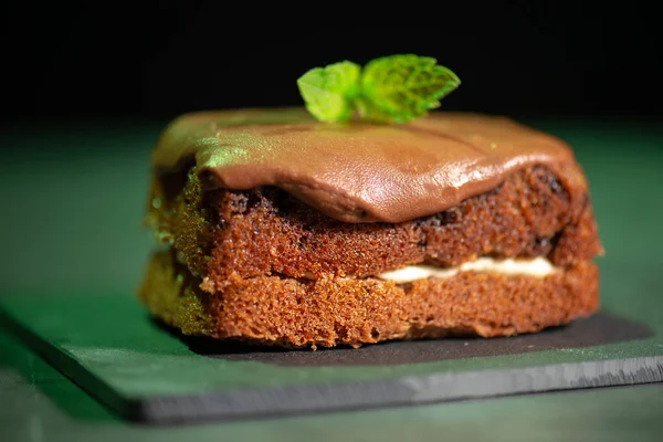 Μαλακή Και Σπογγώδης Φρεσκοψημένη Σοκολάτα Και Μέντα Bar Cake — Φωτογραφία Αρχείου