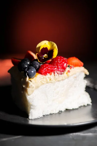 Slice Pavlova Australian Dessert Fresh Fruit Including Strawberries Raspberries Blueberries — Stock Photo, Image