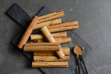 Tarçın Çubukları grubu, aynı zamanda tüy olarak da bilinir tarçın ağacının kurumuş ağaç kabuklarıdır..