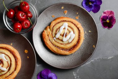 Taze pişmiş tarçınlı tarçınlı tatlı beyaz şekerli hamur işi.