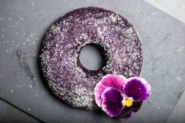 Ayrıca mor yer elmalı tatlı tatlı çörek olarak da bilinir..