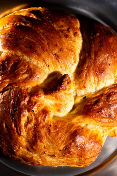 ロゼットの形をしたチーズ ニンニク ハーブの風味豊かなパン — ストック写真