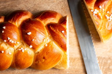 Yumurta yıkamalı ve dolu şekerli üç güzel örülmüş altın fırında ekmek. Challah, genellikle Şabat ve büyük Yahudi bayramları gibi törenlerde örülmüş ve yenmiş olan Aşkenazi Yahudi kökenli özel bir ekmektir.. 