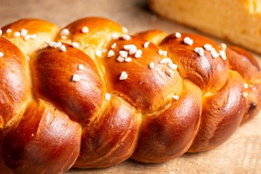 Yumurta yıkamalı ve dolu şekerli üç güzel örülmüş altın fırında ekmek. Challah, genellikle Şabat ve büyük Yahudi bayramları gibi törenlerde örülmüş ve yenmiş olan Aşkenazi Yahudi kökenli özel bir ekmektir.. 