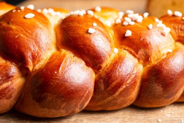 Yumurta yıkamalı ve dolu şekerli üç güzel örülmüş altın fırında ekmek. Challah, genellikle Şabat ve büyük Yahudi bayramları gibi törenlerde örülmüş ve yenmiş olan Aşkenazi Yahudi kökenli özel bir ekmektir.. 
