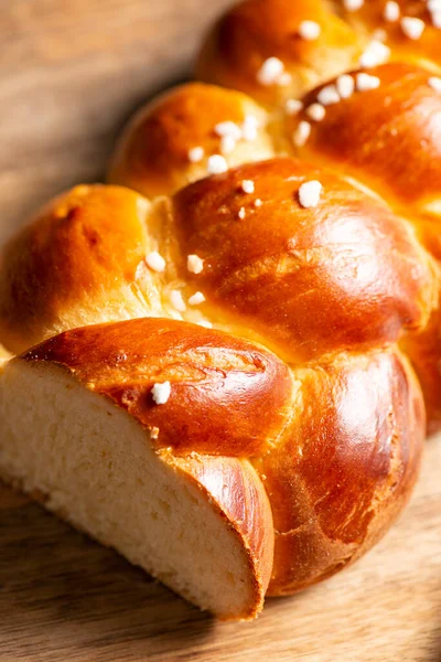 卵洗浄と雹砂糖と美しい3つの編組黄金の焼きパン チャラはアシュケナージのユダヤ人起源の特別なパンで 通常は編組され シャバトやユダヤ教の祝日などの儀式の際に食べられる — ストック写真