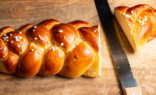 卵洗浄と雹砂糖と美しい3つの編組黄金の焼きパン チャラはアシュケナージのユダヤ人起源の特別なパンで 通常は編組され シャバトやユダヤ教の祝日などの儀式の際に食べられる — ストック写真