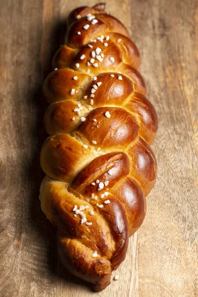 漂亮的三个金黄色烤面包加洗蛋和冰雹糖 Challah是一种特殊的来自阿什肯纳兹犹太人的面包 通常是在安息日和主要的犹太人节日等场合做辫子和吃东西 图库图片