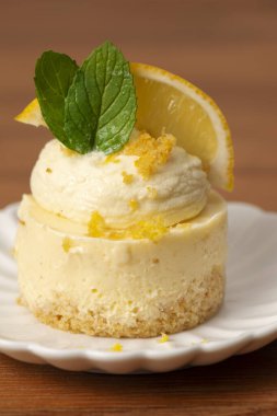 Taze keto limonlu kremalı turta, badem ve hindistan cevizi kabuklu..