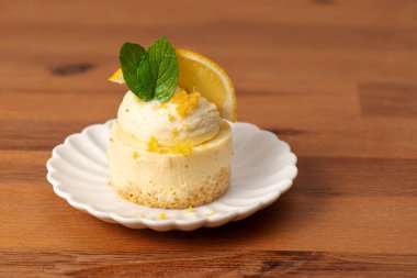 Taze keto limonlu kremalı turta, badem ve hindistan cevizi kabuklu..