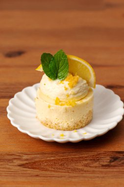 Taze keto limonlu kremalı turta, badem ve hindistan cevizi kabuklu..