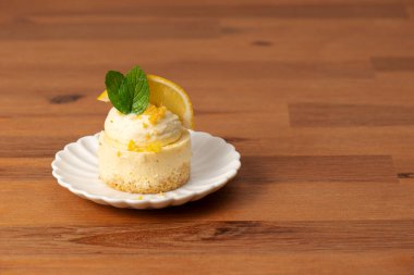 Taze keto limonlu kremalı turta, badem ve hindistan cevizi kabuklu..