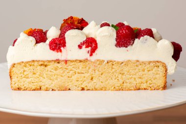 Ahududu, kadife çiçeği ve taze naneli Keto Vanilyalı Sünger Keki..