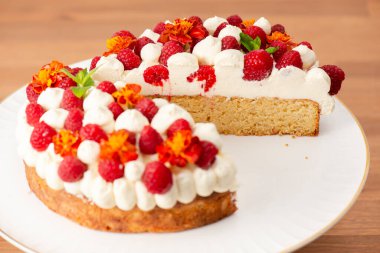 Ahududu, kadife çiçeği ve taze naneli Keto Vanilyalı Sünger Keki..