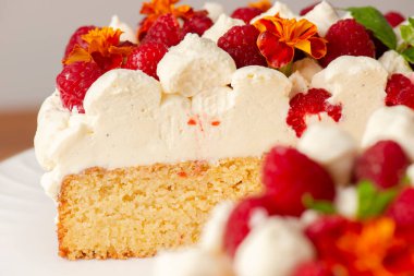 Ahududu, kadife çiçeği ve taze naneli Keto Vanilyalı Sünger Keki..