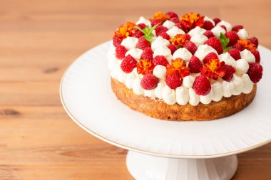 Ahududu, kadife çiçeği ve taze naneli Keto Vanilyalı Sünger Keki..