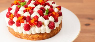 Ahududu, kadife çiçeği ve taze naneli Keto Vanilyalı Sünger Keki..