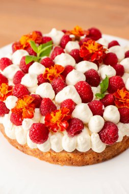 Ahududu, kadife çiçeği ve taze naneli Keto Vanilyalı Sünger Keki..