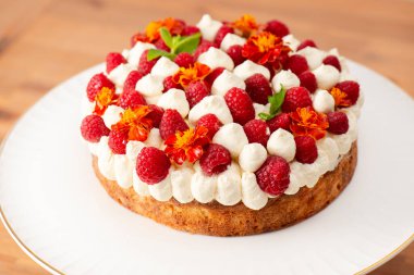 Ahududu, kadife çiçeği ve taze naneli Keto Vanilyalı Sünger Keki..