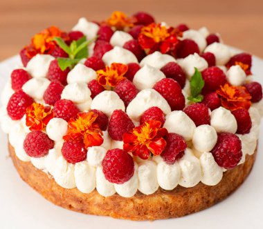 Ahududu, kadife çiçeği ve taze naneli Keto Vanilyalı Sünger Keki..