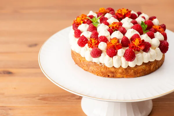 Ahududu, kadife çiçeği ve taze naneli Keto Vanilyalı Sünger Keki..