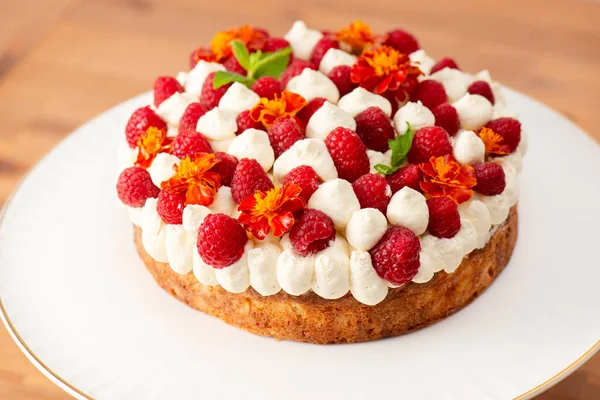 Ahududu, kadife çiçeği ve taze naneli Keto Vanilyalı Sünger Keki..