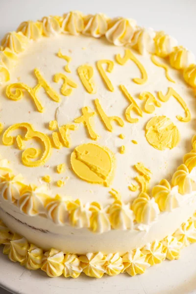 Лимонный Торт Днем Рождения Желтой Декоративной Глазурью — стоковое фото