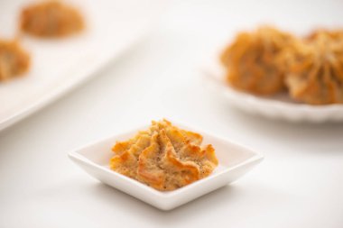 Badem unundan yapılmış taze pişmiş keto tarçınlı kurabiyeler.