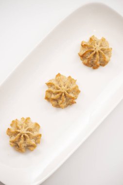 Badem unundan yapılmış taze pişmiş keto tarçınlı kurabiyeler.