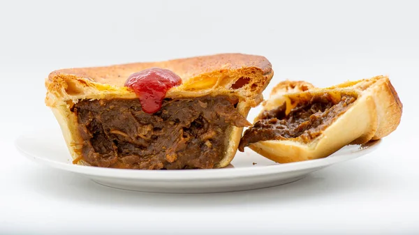 焼き立てのゴールデンフレークチュンキーカレー風味のパイ — ストック写真
