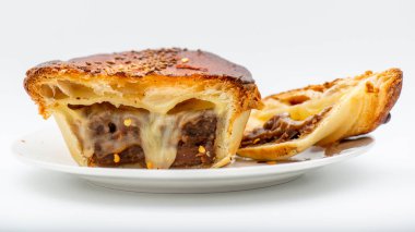 Taze pişmiş altın pul pul biber ve peynir aromalı turta.