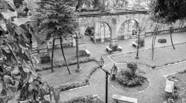 Eski dünya Intramuros 'u, Santiago Kalesi gibi büyük bir taş kapısı ve ulusal kahraman Jose Rizal için bir tapınağı olan İspanyol dönemine ev sahipliği yapar..