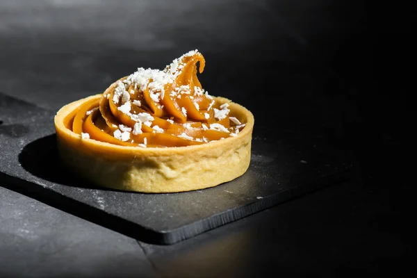 Detailed Close Caramel Tart White Chocolate Flakes — ストック写真