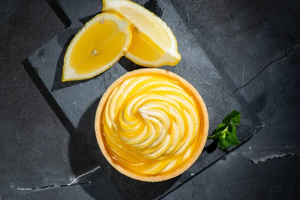 Detailed Close Delicious Lemon Custard Tart Fresh Mint — ストック写真