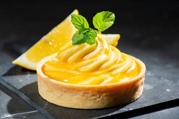 Detailed Close Delicious Lemon Custard Tart Fresh Mint — Stockfoto