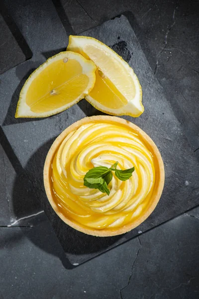 Detailed Close Delicious Lemon Custard Tart Fresh Mint — ストック写真