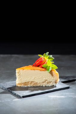 Taze nane ve dilimlenmiş çilekli ev yapımı geleneksel peynirli kek..