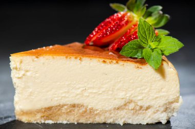 Taze nane ve dilimlenmiş çilekli ev yapımı geleneksel peynirli kek..